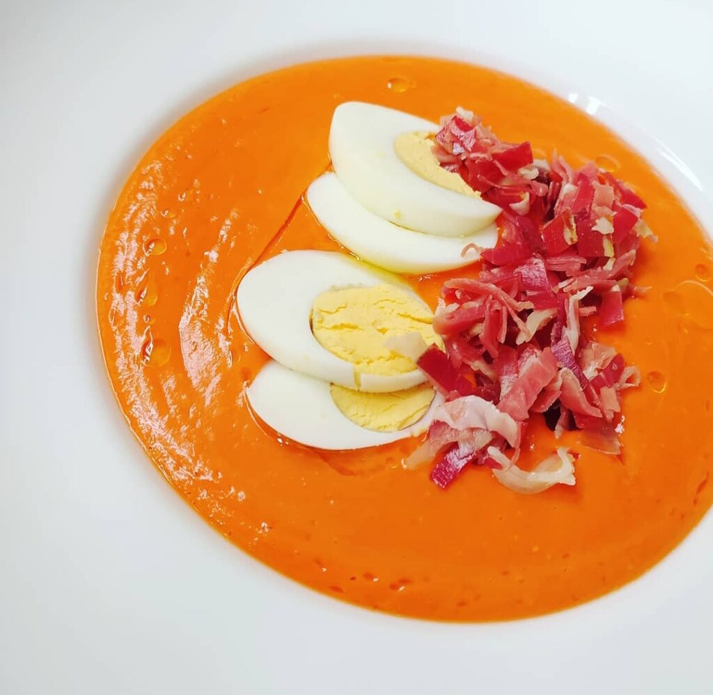 Salmorejo con huevo y jamón