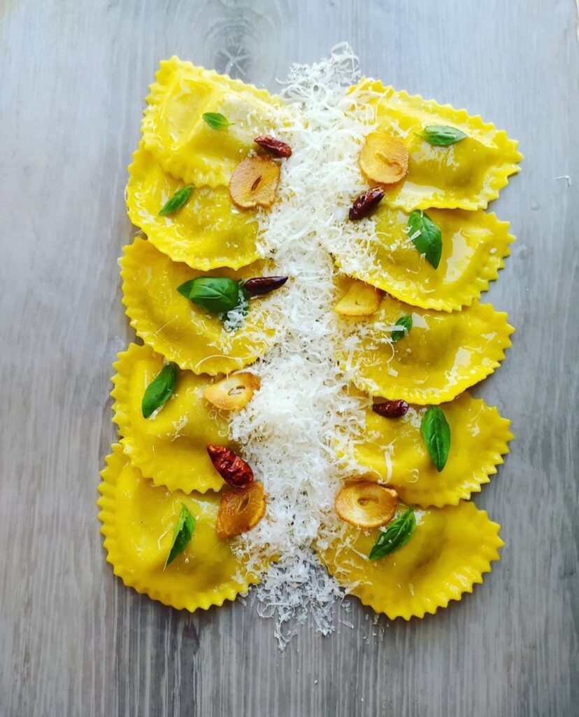 Raviolis con ajo, guindilla y Granna Padano