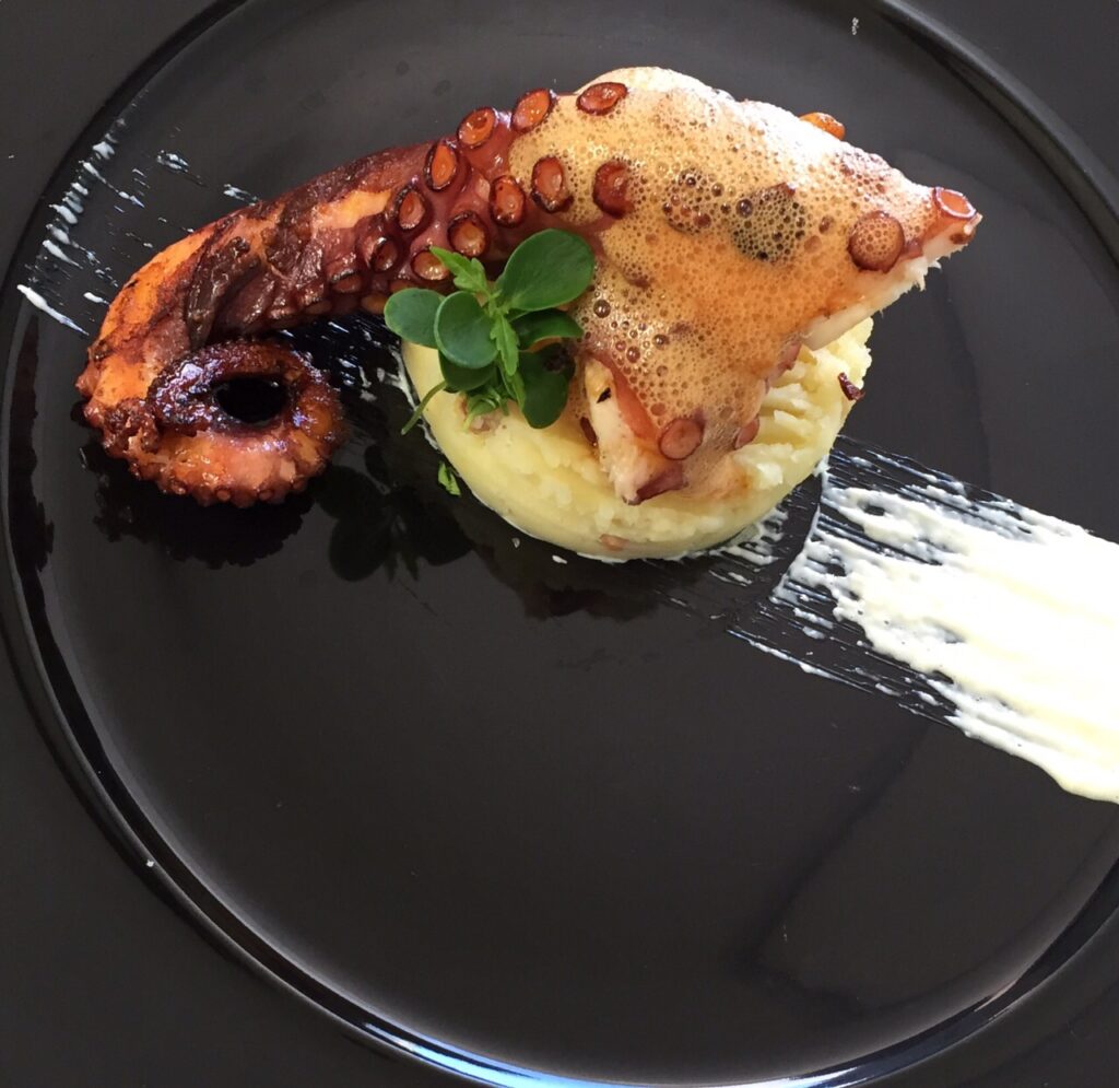 Pulpo a la brasa con parmentier de patata y aire de pimentón